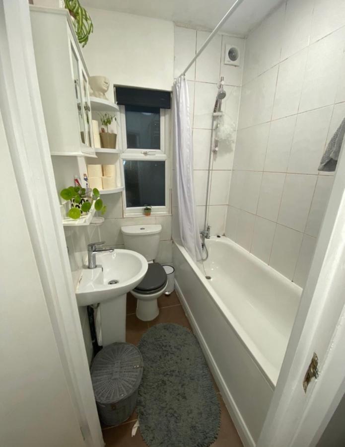 Guest Bedroom With King Size Bed In Brixton London Exterior foto
